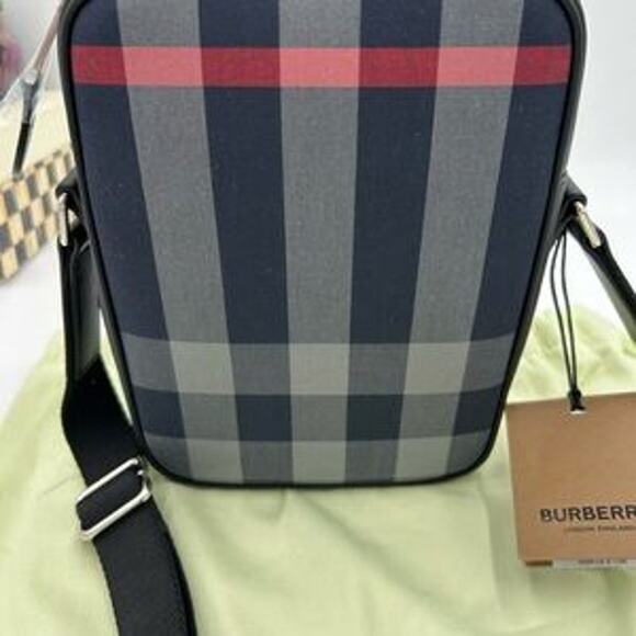 Men's Burberry, paddy check messenger bag adjustable strap made in Italy - Picture 10 of 13